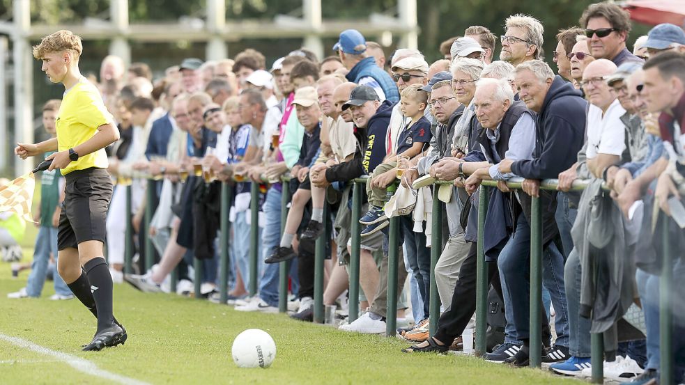 Das Testspiel zwischen Kickers Emden und SV Wilhelmshaven lockte einige Zuschauer nach Pewsum. Fotos: Doden, Emden