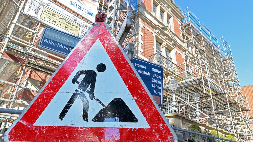 Zahlreiche Baustellen kommen auf den neuen Stadtbaurat zu. Die Sanierung der historischen Fassade des Rathauses ist hingegen abgeschlossen. Die hat der jetzige Kandidat damals noch selbst mit betreut. Foto: Ortgies/Archiv