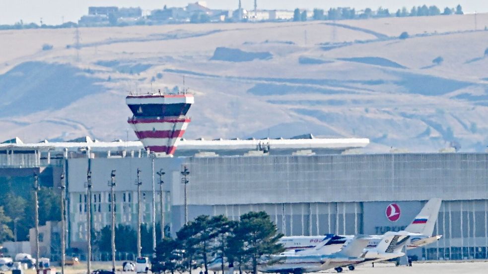 Am Flughafen Ankara landeten Flugzeuge, die vermutlich aus Russland kommende Gefangene transportierten. Foto: Uncredited/AP