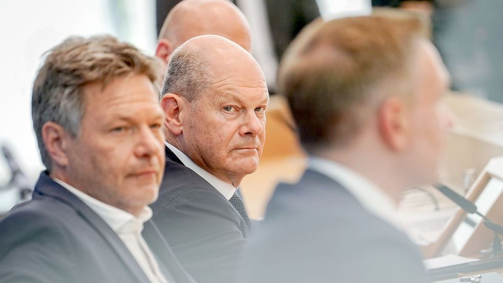 Nach durchverhandelter Nacht waren Kanzler Scholz, Vizekanzler Habeck und Finanzminister Lindner Anfang Juli erstmal erleichtert - jetzt müssen sie bangen, ob ihr Haushalt wirklich steht. (Archivbild) Foto: Kay Nietfeld/dpa