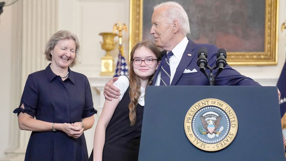 US-Präsident Joe Biden und Angehörige der freigelassenen US-Bürger zeigen sich erleichtert nach dem Gefangenenaustausch. Foto: Evan Vucci/AP