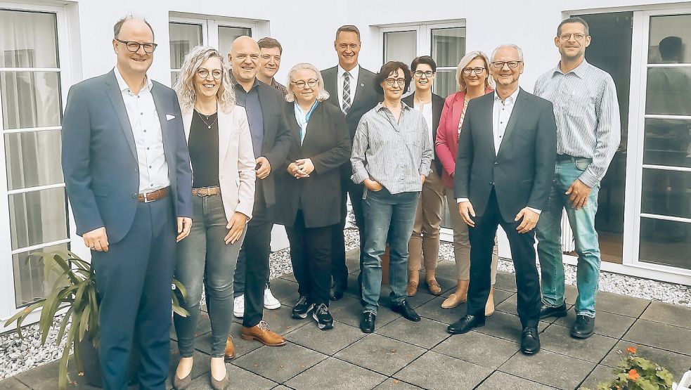 Der TVN-Vorstand und die neuen Mitglieder (von links): Martin Fahrland (Mittelweser-Touristik), Martina Warnken (Landtouristik Niedersachsen), Ulrich von dem Bruch (LüneburgerHeide ), Oliver Knagge (Zweckverband Naturpark Wildeshauser Geest), Petra Rosenbach (Tourismusgesellschaft Osnabrücker Land), Holger Heymann, Annette Volland, Carola Schmidt (Harzer Tourismusverband), Petra Wegener (Weserbergland Tourismus), Willi Rehbock (Steinhuder Meer) und Thomas Mohr (ADAC). Foto: privat