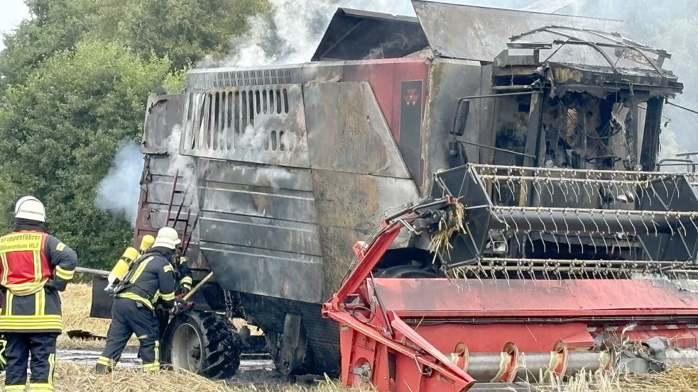 Die Feuerwehr löschte den Brand des Mähdreschers in Moorhusen. Foto: Karin Böhmer