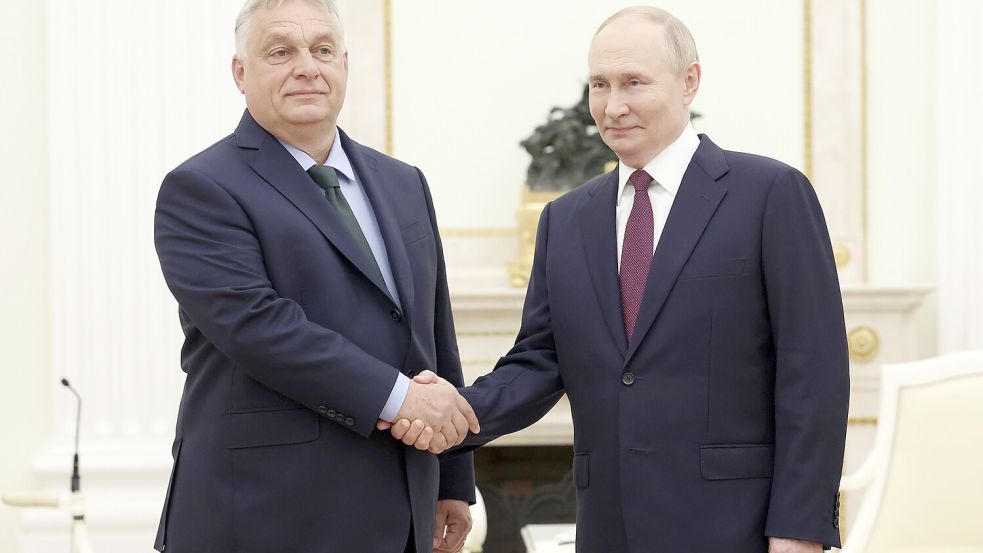 Ungarns Präsident Viktor Orban (l.) ist der einzige EU-Regierungschef, der seit der russischen Invasion in der Ukraine noch enge Beziehungen zum Kreml-Chef Wladimir Putin unterhält. Foto: dpa/Pool Sputnik Kremlin/AP/Valeriy Sharifulin