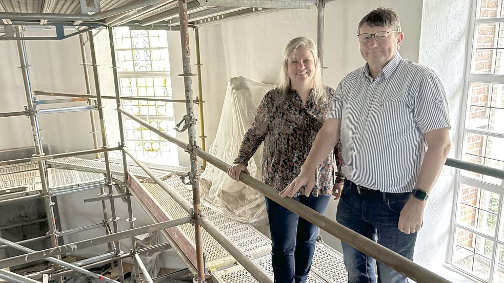 Architektin Sandra Mehler und Pastor Andreas Jäckel bei einem Rundgang über die Baustelle. Foto: Weiden