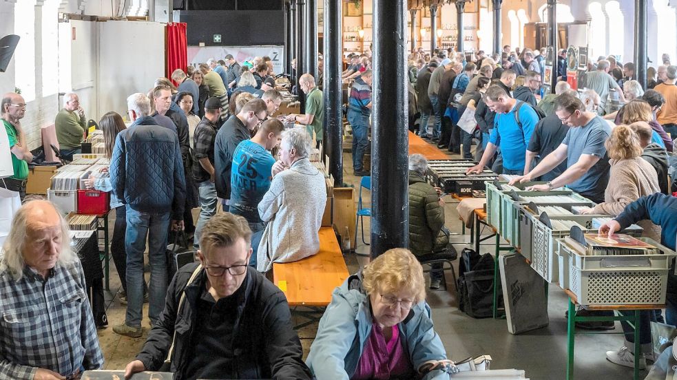 Die Besucher können in einem großen Angebot stöbern. Foto: Uken-Lemke