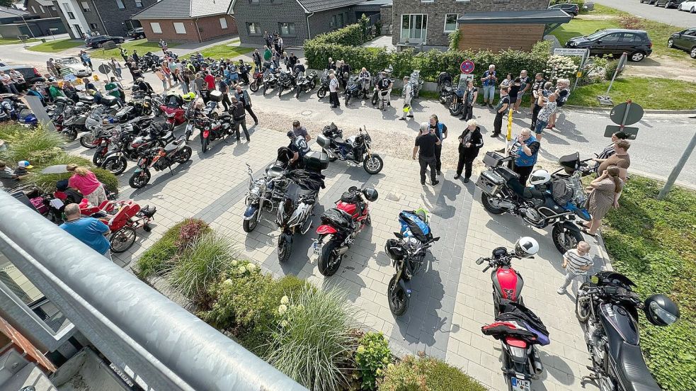 54 Motorradfahrer versammelten sich vor dem Schutzengel-Huus Michael in Remels. Sie wollten gemeinsam ausfahren und zugleich Gutes tun. Fotos: privat