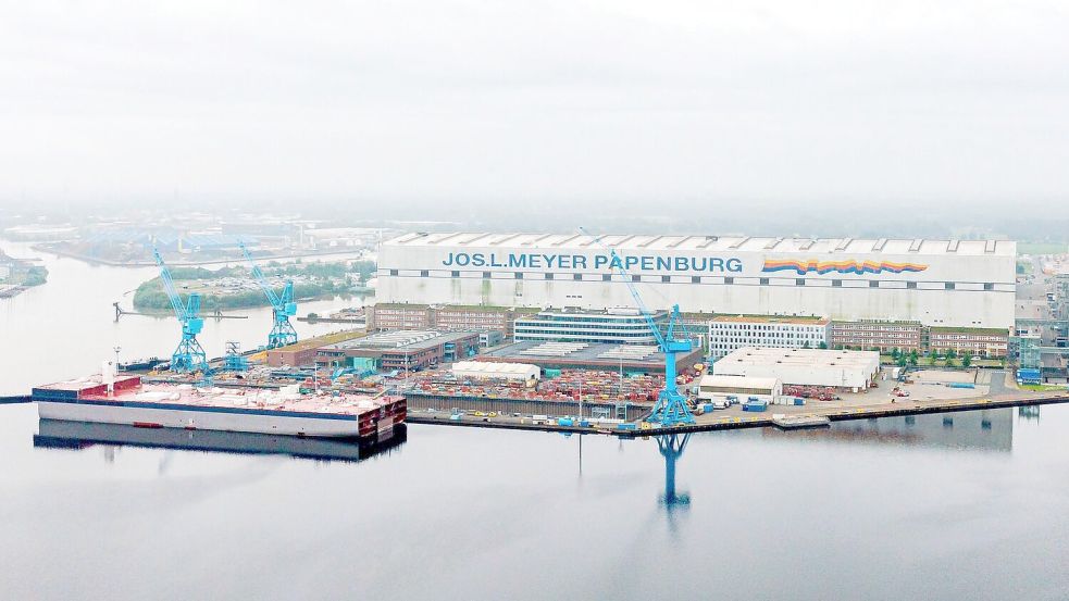 Die Zukunft der Meyer Werft in Papenburg ist derzeit ungewiss. Wird die Politik dem Unternehmen helfen? Foto: Sina Schuldt/dpa