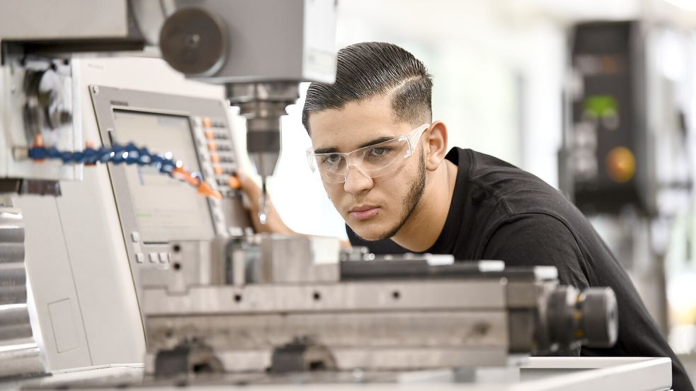 Damit alle Maschinen und Anlagen in Unternehmen reibungslos funktionieren, gibt es Industriemechaniker. Foto: dpa/Kirsten Neumann