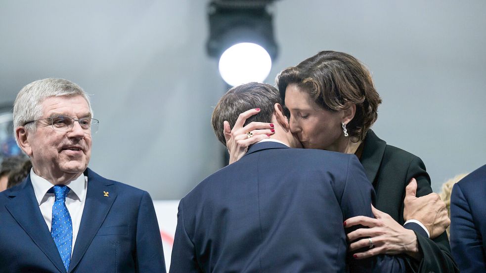 Filmreif: Sportministerin Amélie Oudéa-Castéra küsst Emmanuel Macron bei der Olympia-Eröffnungsfeier in Paris. Foto: IMAGO/Bildbyran