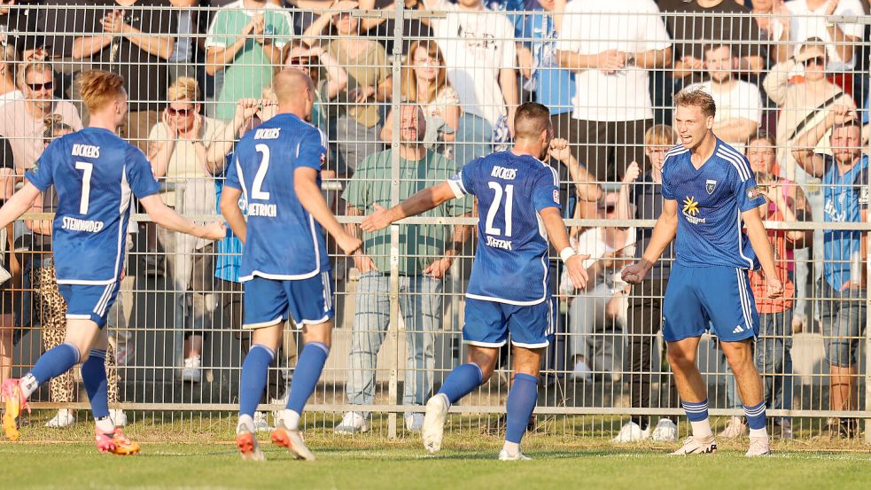 David Schiller schoss das goldene Tor und wurde von seinen Mitspielern gefeiert. Foto: Doden/Emden