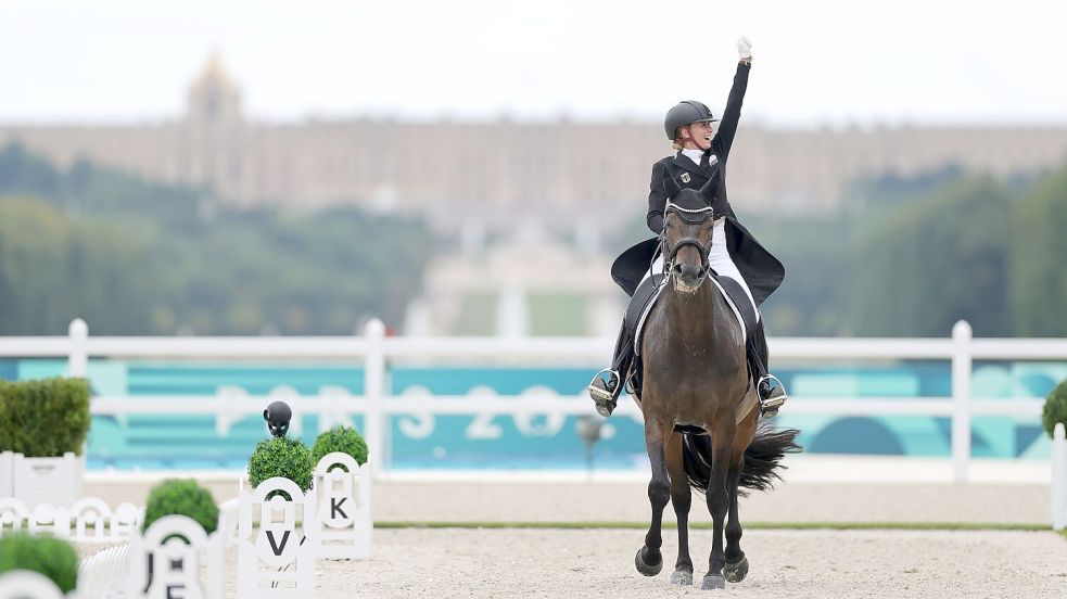 Jessica von Bredow-Werndl rettet Gold als Schlussreiterin. Foto: Rolf Vennenbernd/dpa