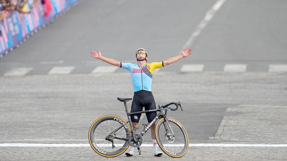 Evenepoel genießt den Olympiasieg Foto: Dar Yasin/AP