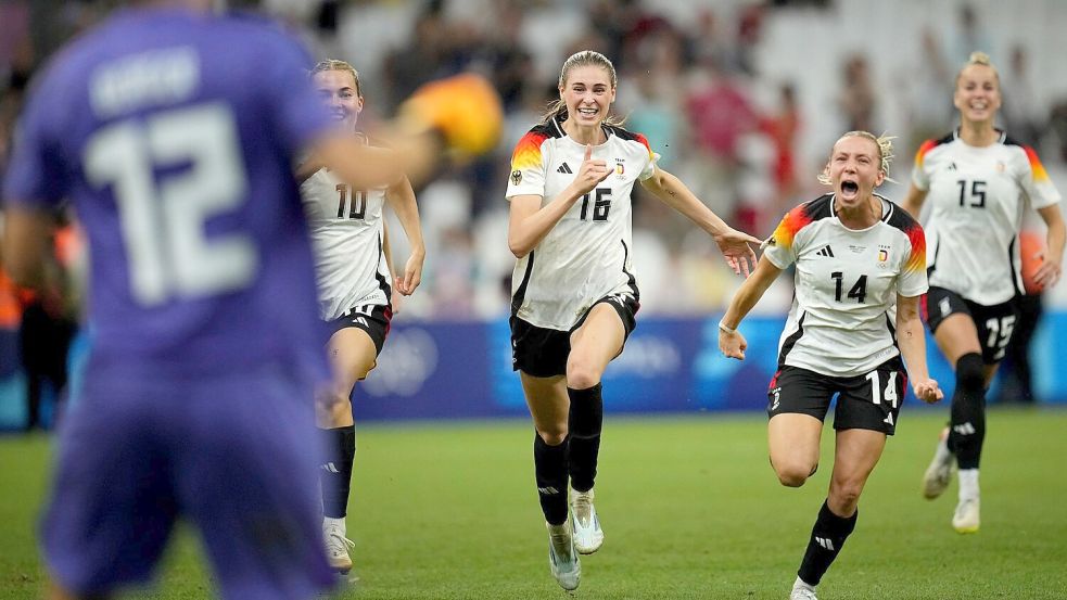 Deutschlands Fußballerinnen rennen auf Elfmeter-Heldin Berger zu. Foto: Daniel Cole/AP