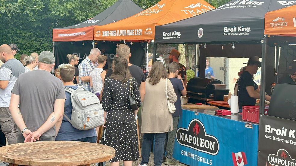 Erstmals findet in Rhauderfehn ein Country- und Streetfood-Festival statt. Neben Musik und Aufführungen locken mehrere Grill- und Streetfoodteams. Foto: Ammermann