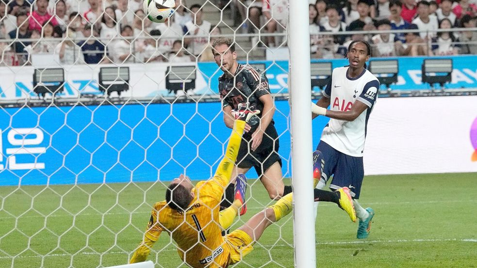 Leon Goretzka trifft im Nachschuss zum 2:0 Foto: Ahn Young-joon/AP/dpa