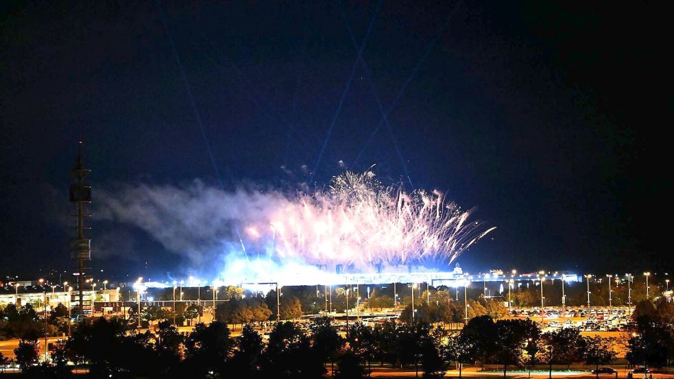 Adele lässt es krachen: Ein Feuerwerk zum Abschied Foto: Felix Hörhager/dpa