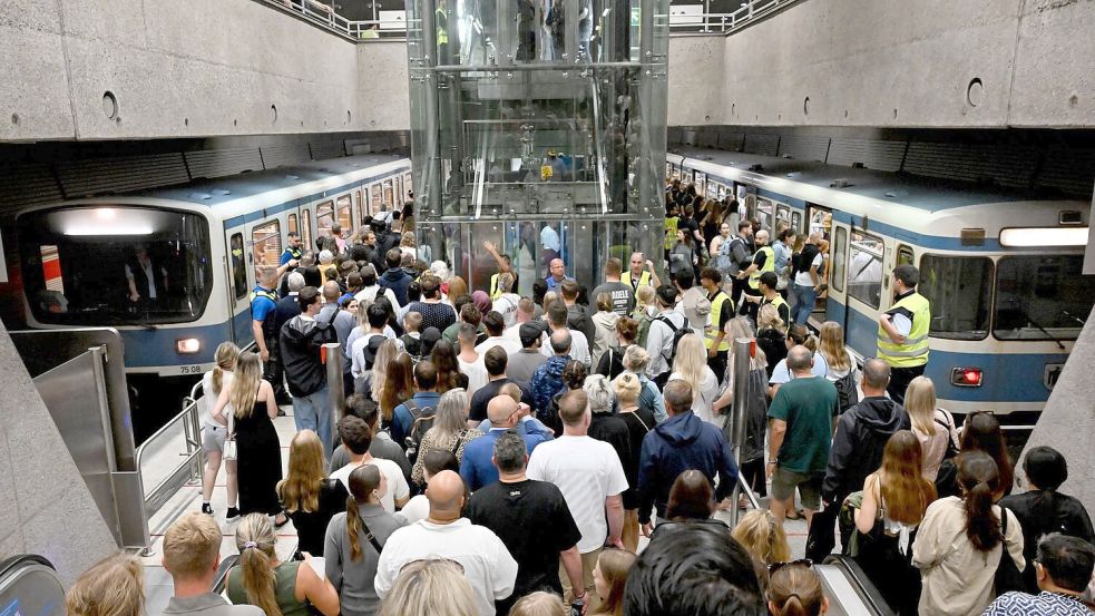 Besucher des ersten Adele-Konzerts strömen danach zur U-Bahn. Die britische Sängerin Adele gibt bis Ende August Konzerte in München. Foto: Felix Hörhager/dpa