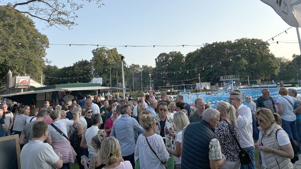 Mitternachtsschwimmen im Bürgerbad: Stimmung auf Liegewiese und im Becken. Foto: Schuurman