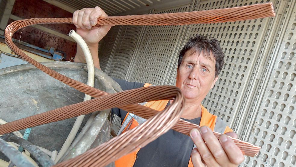 Silvia Oltmanns von der Metall-Annahmestelle in Leer präsentiert ein Stück Kupfer. Foto: Ortgies