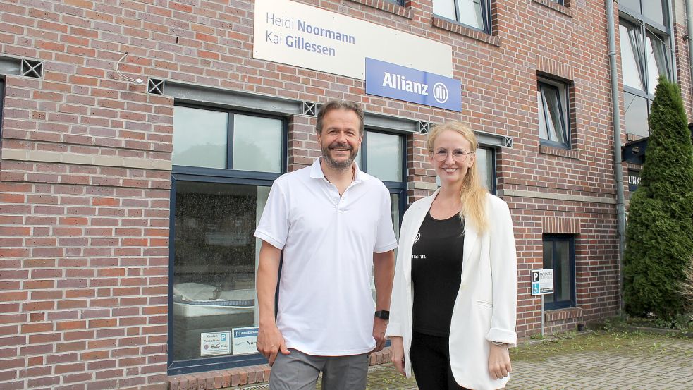 Kai Gillessen und Heidi Noormann sind mit ihren Versicherungsagenturen von der Papenburger Straße 2 in größere Räume an der Blinke 32 in Leer umgezogen.