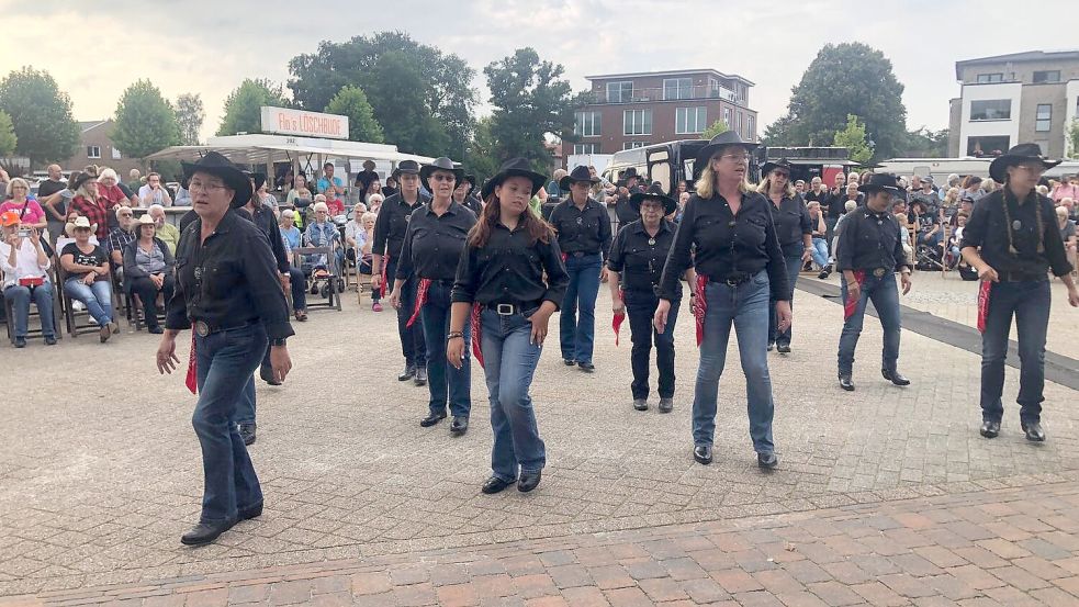 Die Gruppe „Burning Boots“ aus Papenburg präsentierte Linedance. Beim Linedance gibt es eine choreographisch festgelegte Schrittfolge, die synchron von der Gruppe vorgeführt wird. Foto: Knitsch