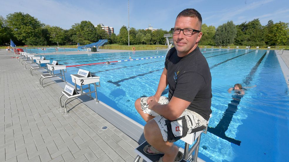 Das ist seins: Christian Freese als Bademeister am Beckenrand im Freibad Borssum. Foto: Ortgies