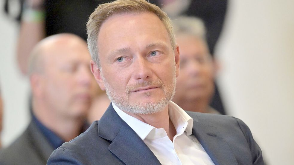 Am Rande eines Bürgerdialogs in Potsdam wird Lindner nach der Finanzierungslücke in der Etatplanung für 2025 gefragt. Viel will er dazu nicht sagen. Foto: Michael Bahlo/dpa