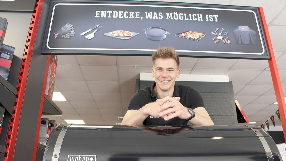 Oliver Specht aus Reepsholt verkauft Grills und kennt alle Trends. Foto: Oltmanns