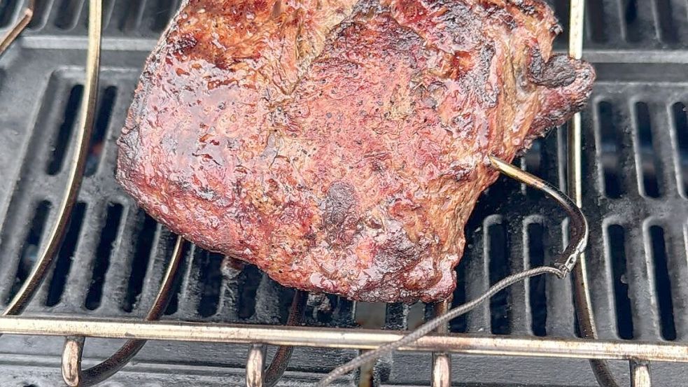 Fleisch mit Fleischthermometer, das wiederum am Grill angeschlossen ist. Foto: privat