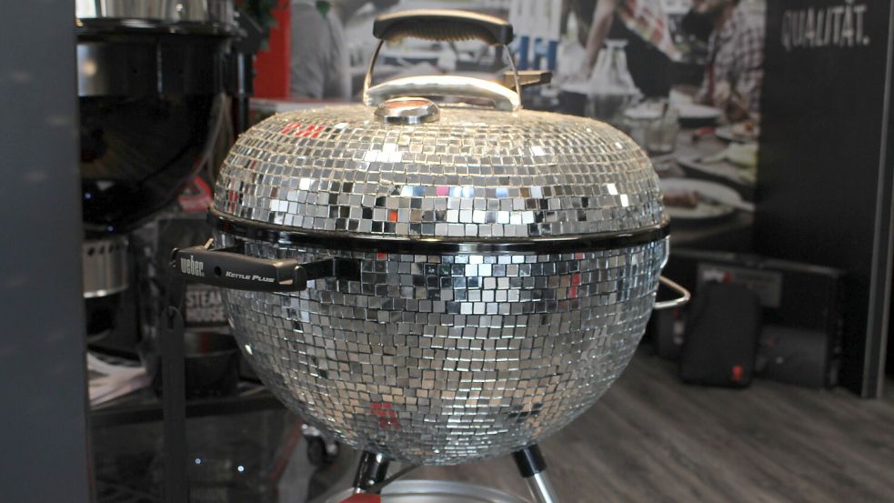 Ein reines Ausstellungsstück. Eine Kollegin von Specht hat diesen kleinen Kohlegrill für eine Messe mit Disco-Kugel-Fliesen beklebt. Foto: Oltmanns