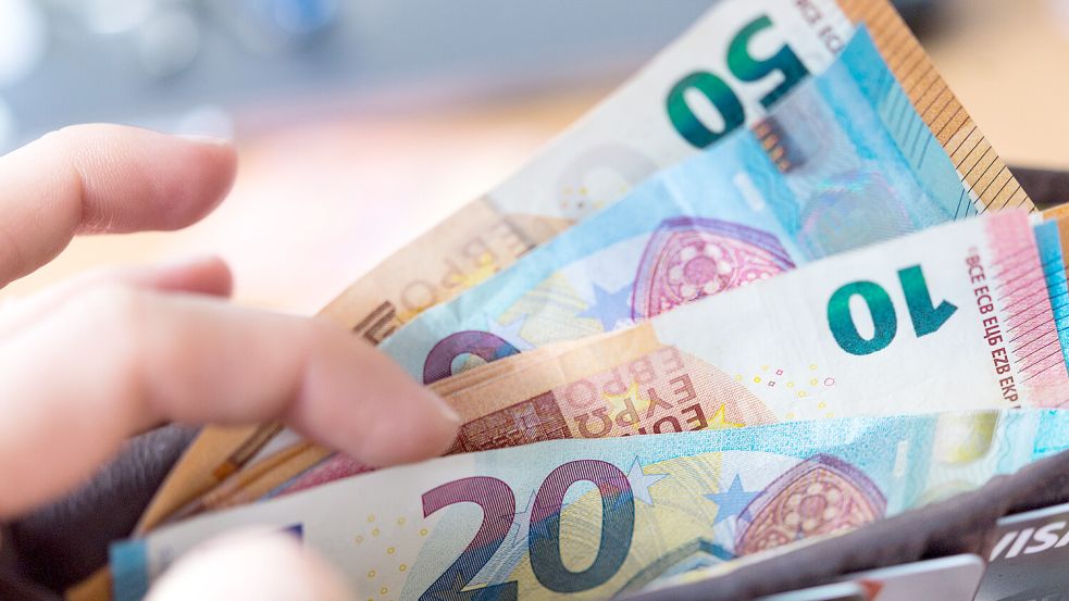 Viele Menschen haben offenbar tief ins Portemonnaie gegriffen, um den beiden Angeklagten Geld zu leihen. Versprochen wurde ihnen laut Anklage, dass sie in Vielfaches zurückbekommen. Symbolfoto: Skolimowska/dpa