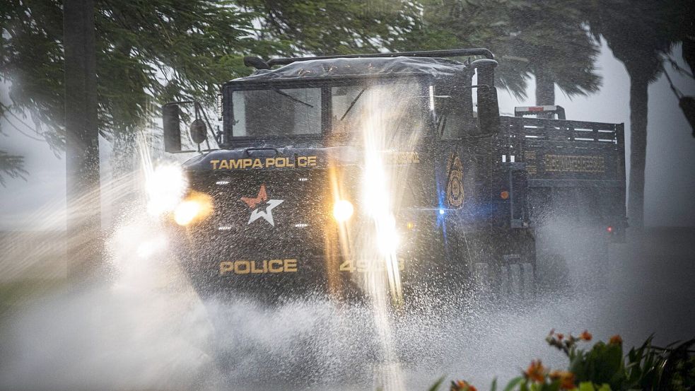 Die Polizei von Tampa im US-Bundesstaat Florida sichert wegen Sturm „Debby“ die Fahrbahnen. Foto: Dave Decker/ZUMA Press Wire/dpa