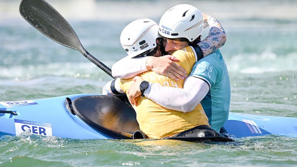 Gemeinsame Freude: Elena Lilik sprang zu Noah Hegge ins Wasser Foto: Sebastian Kahnert/dpa