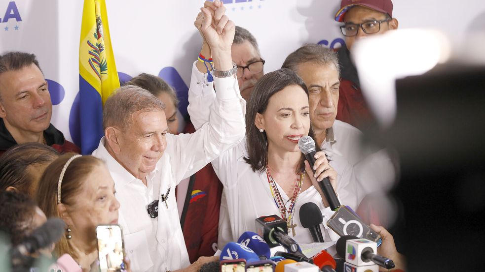 Die Oppositionsführerin María Corina Machado (rechts) und Edmundo González Urrutia, Präsidentschaftskandidat der Opposition, bei der Pressekonferenz nach der Wahl in Venezuela. Foto: dpa/Jeampier Mattey