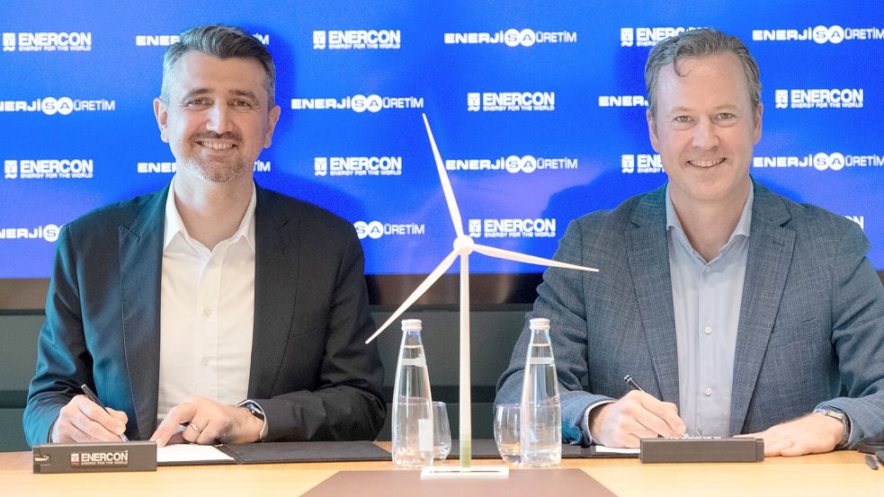 Enercon-Vertriebsvorstand (CCO) Uli Schulze Südhoff (rechts) und İhsan Erbil Bayçöl (CEO Enerjisa Üretim, links) bei der Vertragsunterschrift in Istanbul. Foto: Enercon