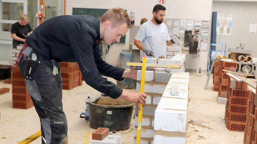 Maik Emken aus Stedesdorf misst noch einmal nach. Genauigkeit war bei der Prüfung ein Muss. Foto: privat