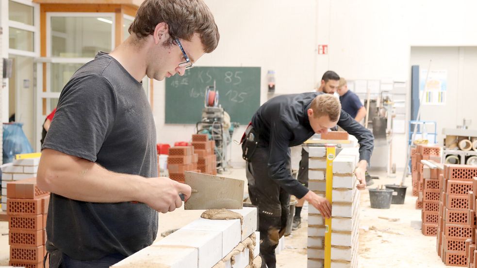 Geschäftiges Treiben herrschte im Berufsbildungszentrum Aurich. Alle angehenden Maurer arbeiteten hochkonzentriert, so auch Hendrik Dehne aus Hinte (im Vordergrund). Foto: privat