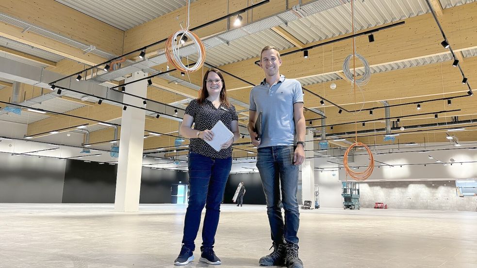 Alles fertig zum Einräumen: Miriam Heuser und Philipp Asseln von Edeka Minden luden zum Rundgang im Neubau in Borssum. Foto: Schuurman