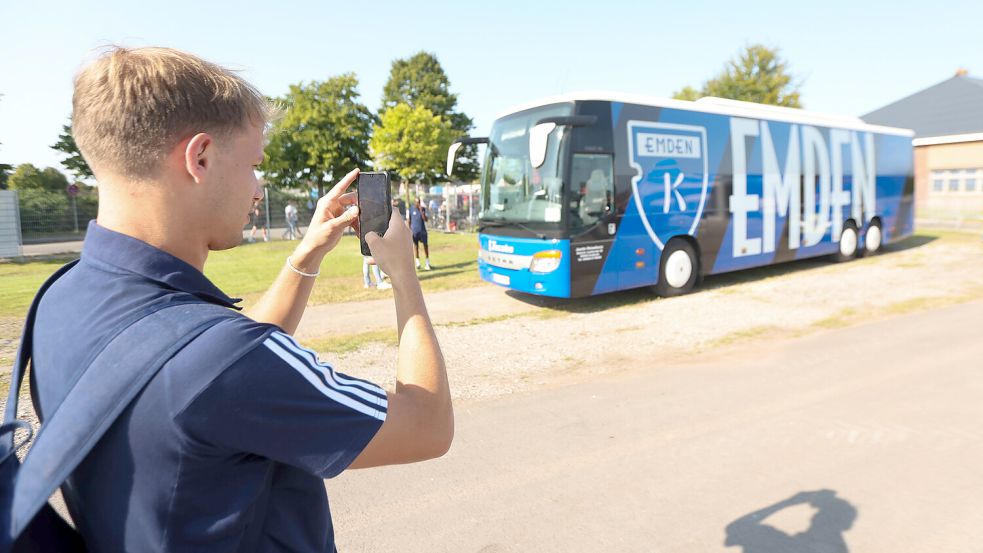 Erstmals geht der neue Kickers-Bus auf Tour. Das Gefährt vom Reiseunternehmen Jacobs aus Aurich wird im neuen Kickers-Look die Mannschaft zu den Auswärtsspielen bringen. Auch Torschütze David Schiller machte vor der Partie gegen Meppen ein Bild von dem neuen Schmuckstück. Archivfoto: Doden/Emden