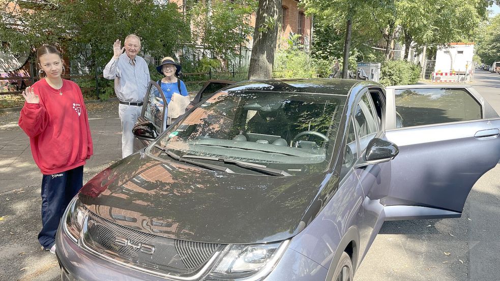 Tochter, Opa, Oma und das E-Auto sind startbereit für die Reise zur See. Foto: Tobias Schmidt