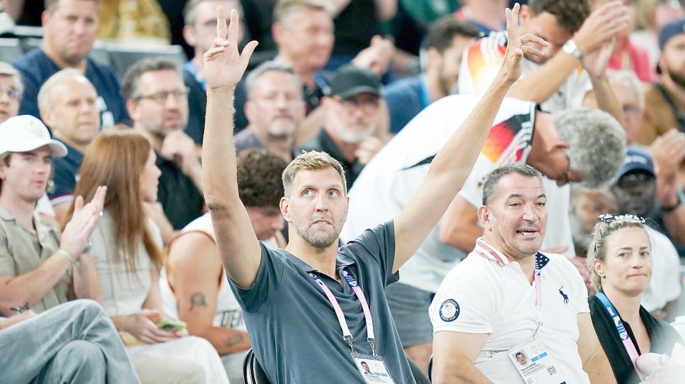 Dirk Nowitzki bejubelt das Weiterkommen der deutschen Basketballer. Foto: Marcus Brandt/dpa