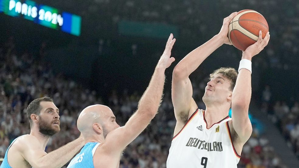 Franz Wagner (r.) und die deutschen Basketballer stehen bei Olympia im Halbfinale. Foto: Marcus Brandt/dpa