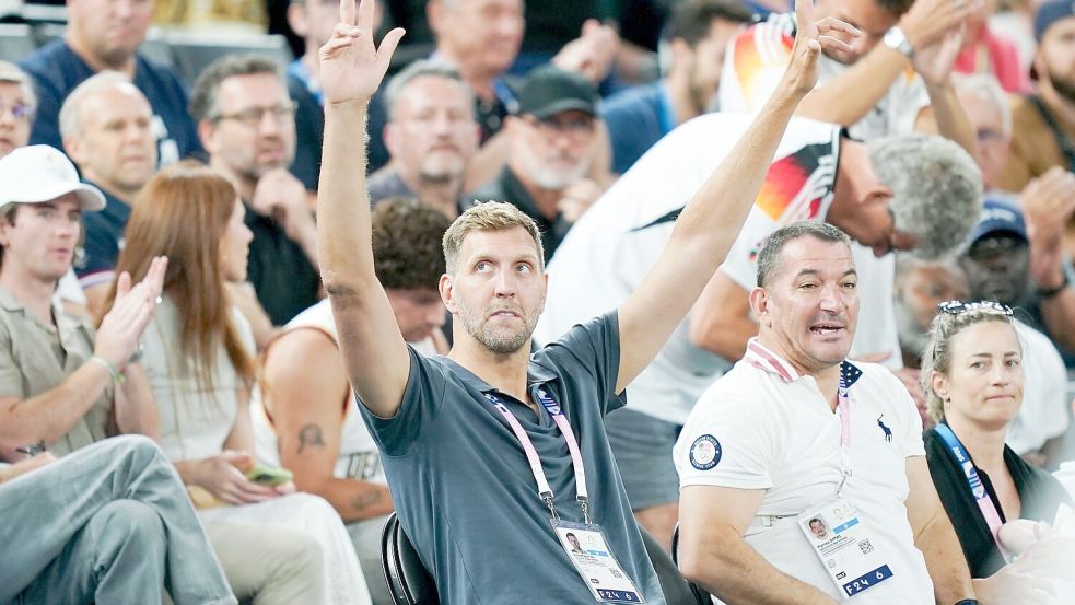 Dirk Nowitzki fiebert in Paris mit den deutschen Basketballern mit. Foto: Marcus Brandt/dpa