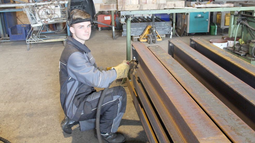 Mag die Herausforderungen, die das Schweißen mit sich bringt: Metallbauer-Azubi Lukas Schwede. Foto: Stöppel