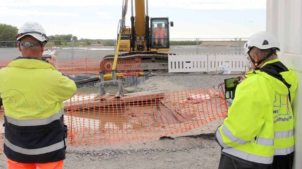 Auf dieser Tennet-Baustelle in der Norderneyer Inselmitte wird gerade ein Stromkabel von einem Offshore-Park aus dem Inselboden gezogen. Foto: Archiv/Oltmanns