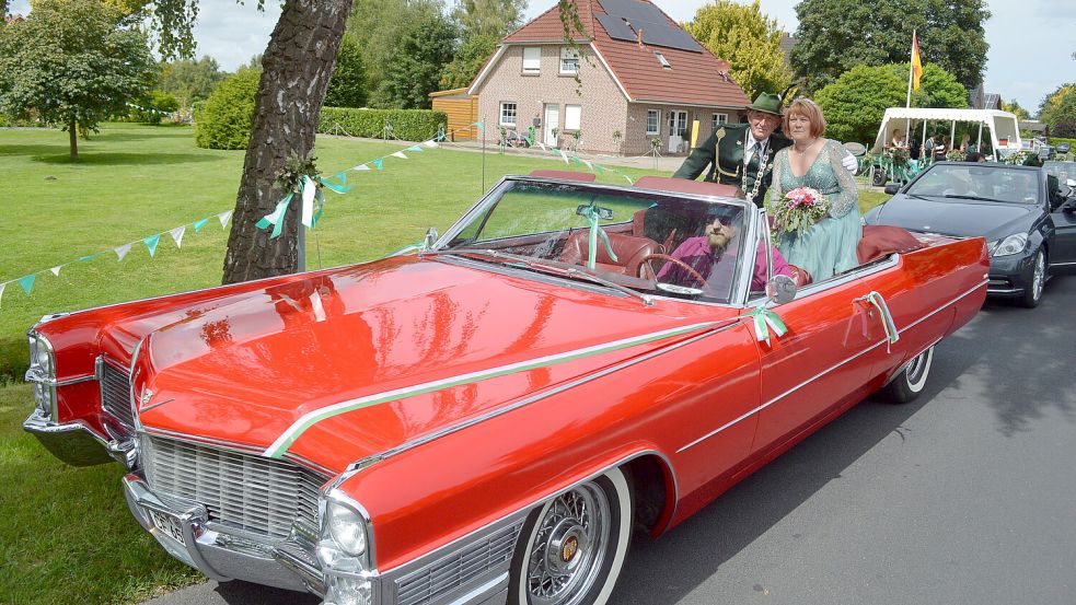 In einem Cadillac führten der neue Idafehner Schützenkönig Martin Horst und seine Frau Petra den Umzug an. Foto: Weers