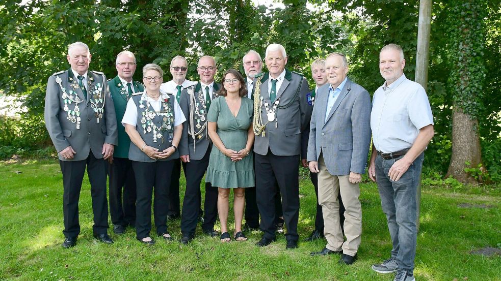 Das Foto zeigt das Königshaus in Forlitz-Blaukirchen mit Ehrengästen (von links): Johann Boekhoff, Jann Rosenboom, Gesine Boekhoff, Vorsitzender Johann Harms, Hartmuth Harms, Nicole Harms, Sportleiter Johann Harms, Cornelius Peters, Tim Göhn, stellvertretender Bürgermeister Dieter Dirksen und Ortsvorsteher Harald Harms. Fotos: privat