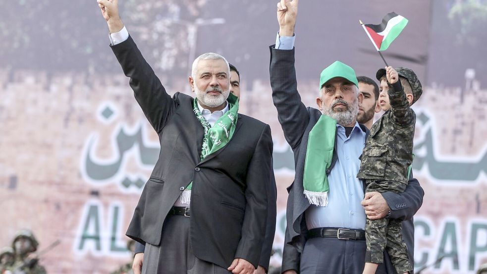 Sinwar (r) übernimmt nun auch die Agenden des getöteten Vorsitzenden des Hamas-Politbüros, Ismail Hanija (l). (Archivbild) Foto: picture alliance / Wissam Nassar/dpa