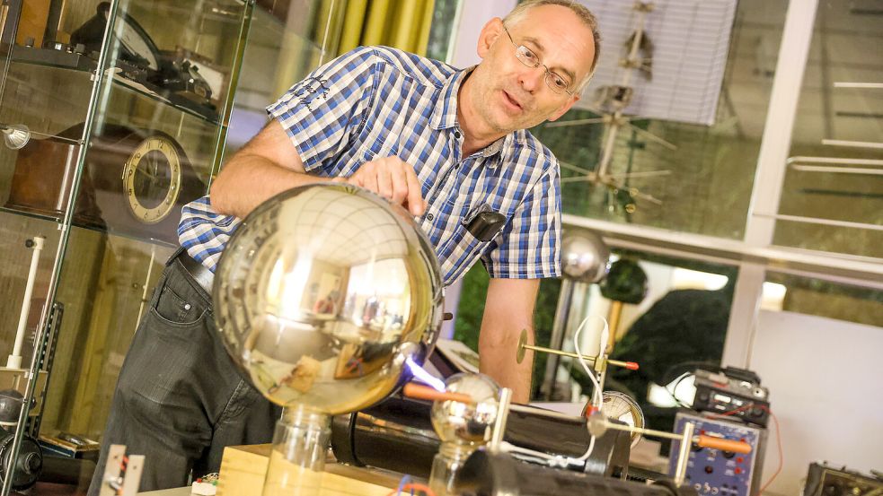 Stephan-Gerhard Koziolek, Physik-Begeisterter und Direktor der Naturforschenden Gesellschaft, zeigte bei der Museumsnacht 2022 Experimente mit Strom. Foto: Hock/Archiv